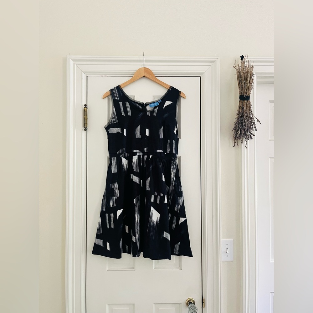 Simply Vera Abstract Black and White Sleeveless Dress with Pockets
